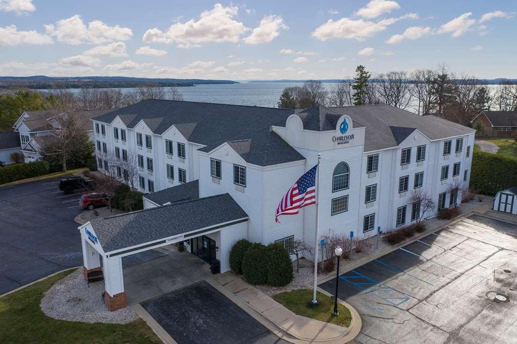 Charlevoix Inn & Suites Surestay Collection By Best Western Екстериор снимка