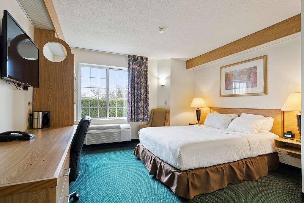 Charlevoix Inn & Suites Surestay Collection By Best Western Стая снимка