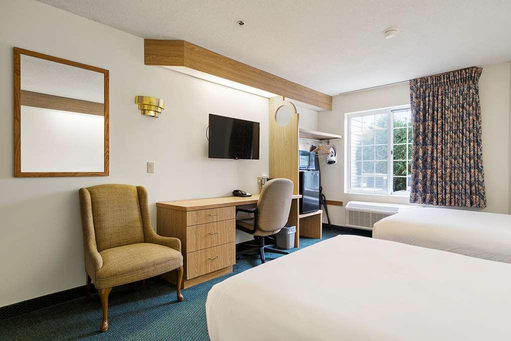 Charlevoix Inn & Suites Surestay Collection By Best Western Стая снимка