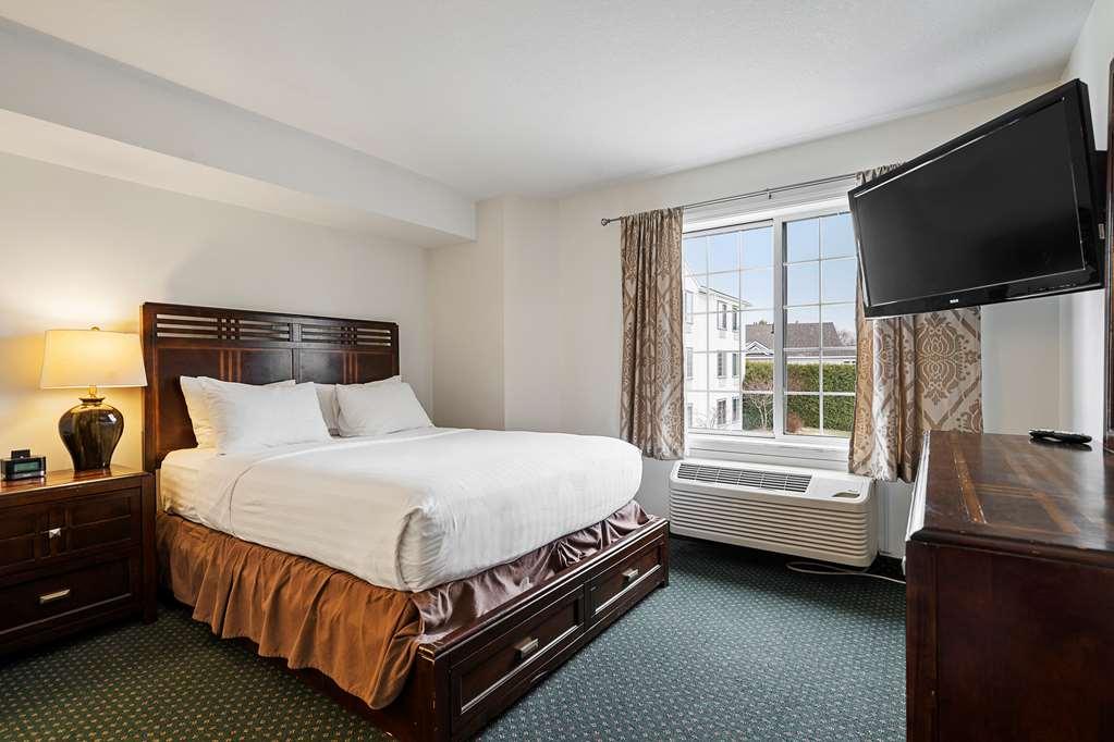 Charlevoix Inn & Suites Surestay Collection By Best Western Стая снимка