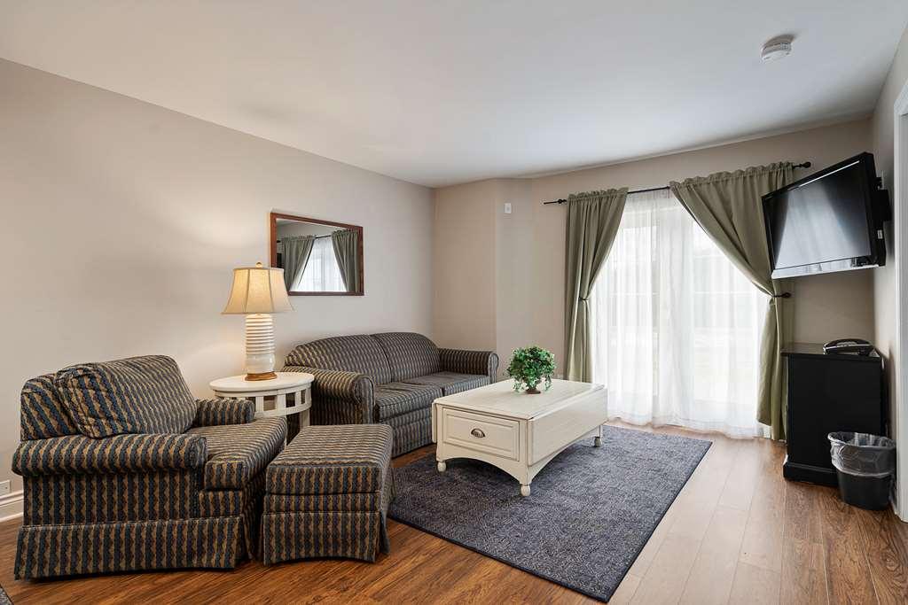 Charlevoix Inn & Suites Surestay Collection By Best Western Стая снимка