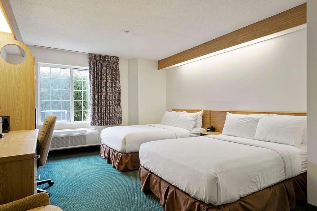 Charlevoix Inn & Suites Surestay Collection By Best Western Стая снимка
