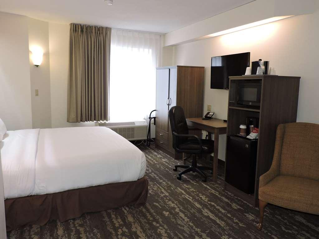 Charlevoix Inn & Suites Surestay Collection By Best Western Стая снимка