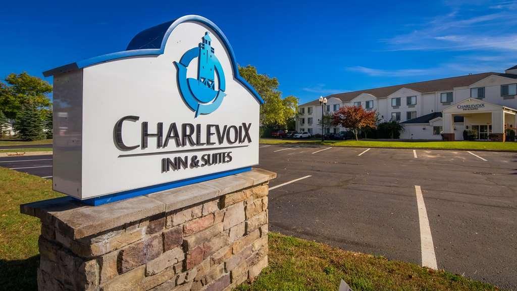 Charlevoix Inn & Suites Surestay Collection By Best Western Екстериор снимка