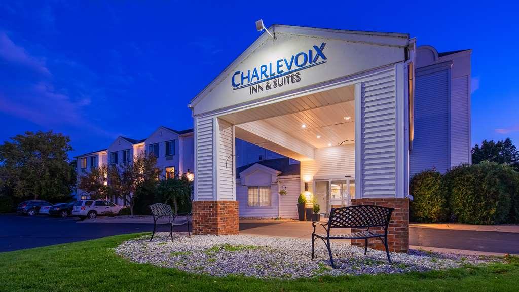 Charlevoix Inn & Suites Surestay Collection By Best Western Екстериор снимка
