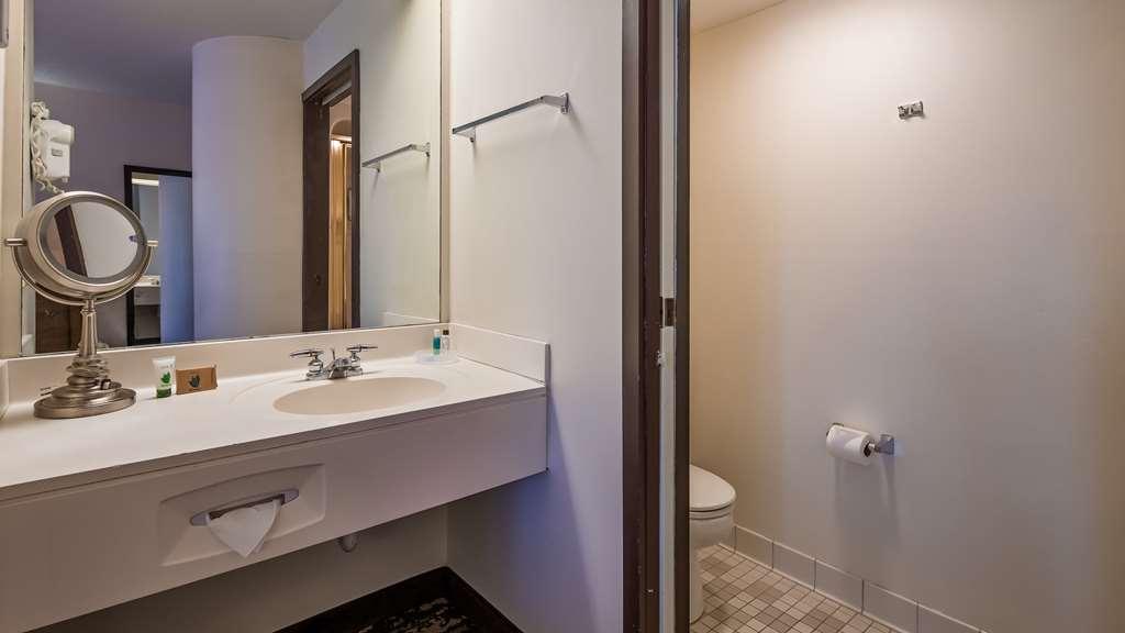 Charlevoix Inn & Suites Surestay Collection By Best Western Екстериор снимка
